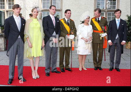 Il principe Luigi di Lussemburgo (L-R), sua moglie Princess Tessy, principe Felix, Principe Guillaume, Granduchessa Maria Teresa, il Granduca Henri e il Principe Sebastien di Lussemburgo frequentare la parata militare sulla Giornata nazionale in Lussemburgo, 23 giugno 2009. Foto: Albert Nieboer (PAESI BASSI) Foto Stock