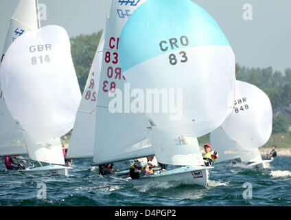 Barche della 470er classe sono raffigurate durante l'avvio della medaglia finale di gara a settimana di Kiel 2009 offshore Kiel, Germania, 24 giugno 2009. Foto: CARSTEN REHDER Foto Stock