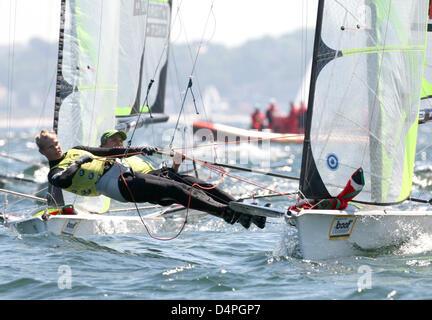 Lennart Briesenick-Pudenz (retro) e Morten Massman vincere la medaglia gara del 49ers classe alla settimana di Kiel 2009 offshore Kiel, Germania, 24 giugno 2009. Foto: CARSTEN REHDER Foto Stock