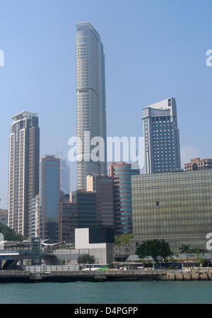 (File) - Il file immagine datata 26 ottobre 2008 mostra gli edifici nel distretto di Kowloon visto dal porto di Hong Kong, Cina. Foto: Frank Baumgart Foto Stock