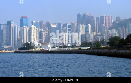 (File) - Il file immagine datata 26 ottobre 2008 mostra l'Isola di Hong Kong visto dal porto di Hong Kong, Cina. Foto: Frank Baumgart Foto Stock