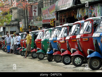 (Dpa) file di un file immagine datata 21 febbraio 2008 mostra una fila di risciò motorizzati, cosiddetta di tuk-tuks, a Matale nello Sri Lanka. Foto: Rolf Haid Foto Stock