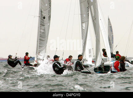 Battelli della classe 505 vela per il Campionato Europeo durante la gara a Kiel Week offshore 2009 Kiel, Germania, 25 giugno 2009. I velisti devono far fronte con forte vento e onde alte. Foto: CARSTEN REHDER Foto Stock