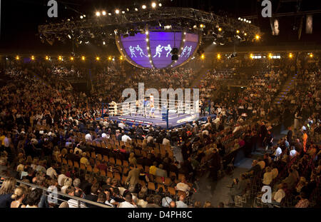 Il pubblico osserva una lotta preliminare prima della lotta di middleweight boxer Arthur Abramo e Mahir orale, che lotta per la IBF titolo di campione del mondo più tardi, ?Max-Schmeling-Halle? A Berlino, Germania, 27 giugno 2009. Foto: Arno Burgi Foto Stock