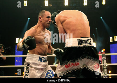 Middleweight boxer Arthur Abraham (L) e orale Mahir sono illustrati durante la loro lotta per la IBF titolo di campione del mondo di ?Max-Schmeling-Halle? A Berlino, Germania, 27 giugno 2009. Abramo ha vinto la lotta nel round dieci da technical knockout. Foto: Arno Burgi Foto Stock