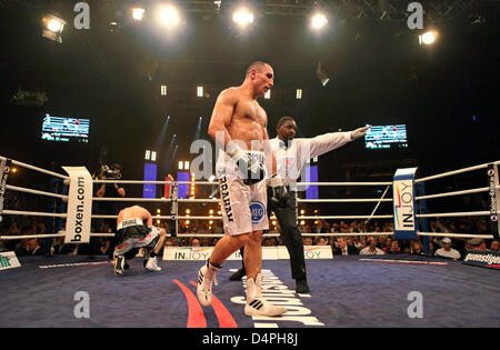 Middleweight boxer Arthur Abraham (C) e orale Mahir sono illustrati durante la loro lotta per la IBF titolo di campione del mondo di ?Max-Schmeling-Halle? A Berlino, Germania, 27 giugno 2009. Abramo ha vinto la lotta nel round dieci da technical knockout. Foto: Arno Burgi Foto Stock