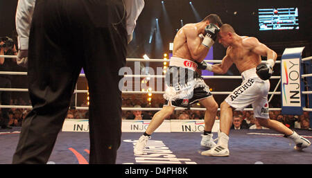 Middleweight boxer Arthur Abraham (R) e orale Mahir sono illustrati durante la loro lotta per la IBF titolo di campione del mondo di ?Max-Schmeling-Halle? A Berlino, Germania, 27 giugno 2009. Abramo ha vinto la lotta nel round dieci da technical knockout. Foto: Arno Burgi Foto Stock