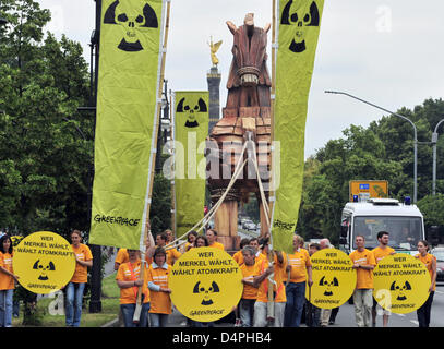 Gli attivisti della protezione ambientale organizzazione Greenpeace ?? Spostare un cavallo di Troia di fronte al partito sede del partito tedesco CDU (Cristiana Unione Democratica) di Berlino, Germania, 28 giugno 2009. I dimostranti hanno mantenuto il giallo di barili con cartelli di avvertimento per i rifiuti nucleari all'interno del cavallo, che erano stati scaricati nella parte anteriore del Konrad-Adenauer-House. Gli attivisti hanno protestato contro i th Foto Stock