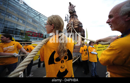 Gli attivisti della protezione ambientale organizzazione Greenpeace ?? Spostare un cavallo di Troia di fronte al partito sede del partito tedesco CDU (Cristiana Unione Democratica) di Berlino, Germania, 28 giugno 2009. I dimostranti hanno mantenuto il giallo di barili con cartelli di avvertimento per i rifiuti nucleari all'interno del cavallo, che erano stati scaricati nella parte anteriore del Konrad-Adenauer-House. Gli attivisti hanno protestato contro i th Foto Stock
