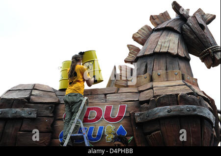 Gli attivisti della protezione ambientale organizzazione Greenpeace ?? Spostare un cavallo di Troia di fronte al partito sede del partito tedesco CDU (Cristiana Unione Democratica) di Berlino, Germania, 28 giugno 2009. I dimostranti hanno mantenuto il giallo di barili con cartelli di avvertimento per i rifiuti nucleari all'interno del cavallo, che erano stati scaricati nella parte anteriore del Konrad-Adenauer-House. Gli attivisti hanno protestato contro i th Foto Stock