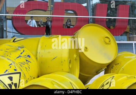 Il giallo di barili con cartelli di avvertimento per i rifiuti nucleari sono raffigurate nella parte anteriore del partito sede del partito tedesco CDU (Cristiana Unione Democratica) di Berlino, Germania, 28 giugno 2009. Gli attivisti della protezione ambientale organizzazione Greenpeace ?? Aveva mantenuto le botti all'interno di un cavallo di Troia e scaricati su di loro di fronte Konrad-Adenauer-House. Gli attivisti hanno protestato contro il nucle Foto Stock