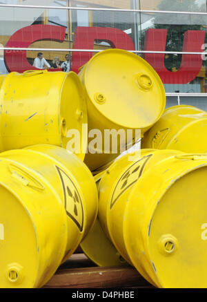 Il giallo di barili con cartelli di avvertimento per i rifiuti nucleari sono raffigurate nella parte anteriore del partito sede del partito tedesco CDU (Cristiana Unione Democratica) di Berlino, Germania, 28 giugno 2009. Gli attivisti della protezione ambientale organizzazione Greenpeace ?? Aveva mantenuto le botti all'interno di un cavallo di Troia e scaricati su di loro di fronte Konrad-Adenauer-House. Gli attivisti hanno protestato contro il nucle Foto Stock