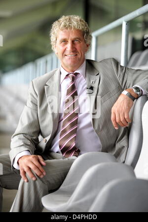 Jean-Marie Pfaff, ex portiere del Belgio?s national soccer squad sorrisi sulle tribune di Monaco di Baviera?s ?Allianz Arena? Nell' ambito di un portieri? Congree, Monaco di Baviera, Germania, il 26 giugno 2009. Foto: Tobias Hase Foto Stock