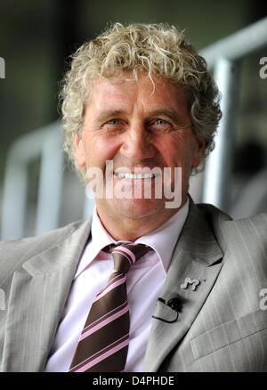 Jean-Marie Pfaff, ex portiere del Belgio?s national soccer squad sorrisi sulle tribune di Monaco di Baviera?s ?Allianz Arena?, Monaco di Baviera, Germania, il 26 giugno 2009. Pfaff è stato nella capitale bavarese nell' ambito di un goelkeepers? Congresso. Foto: Tobias Hase Foto Stock