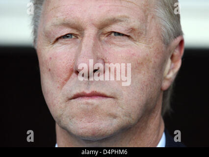 Germania?s sotto-21 head coach Horst Hrubesch si concentra durante la UEFA Under21 finale dei Campionati Germania / Inghilterra in Malmo, Svezia, 29 giugno 2009. La Germania sconfisse l'Inghilterra con 4-0 e conquista la prima sotto-21 titolo. Foto: Friso Gentsch Foto Stock