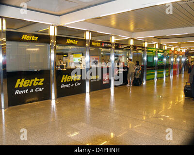 I viaggiatori cercano di noleggiare un auto presso l'aeroporto di Palma de Mallorca, Spagna, 21 giugno 2009. A questa data, viaggia a Mallorca non devono preoccuparsi di aver un auto a disposizione per le loro vacanze, ma per questa stagione un buon del 95 per cento della flotta è prenotato. Chi ha bisogno di un auto a breve termine potrebbe avere sfortuna - e agenzie di noleggio auto un sorriso sul suo viso. Foto: Wolfgang Foto Stock