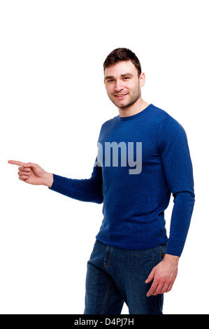 Bel uomo vestito casualmente a sorridere alla telecamera isolata su uno sfondo bianco rivolto verso sinistra Foto Stock