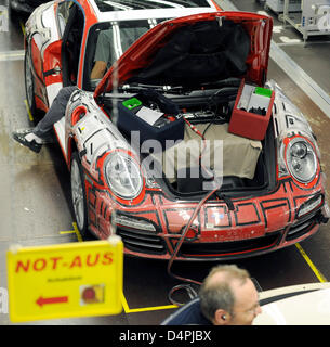 I dipendenti della casa costruttrice tedesca Porsche assemblare presso la società?s pianta genitore a Stoccarda, Germania, 02 luglio 2009. Lo standoff tra Porsche e Volkswagen (VW) per l'egemonia su un giunto gruppo auto non è ancora finita. Foto: BERND WEISSBROD Foto Stock