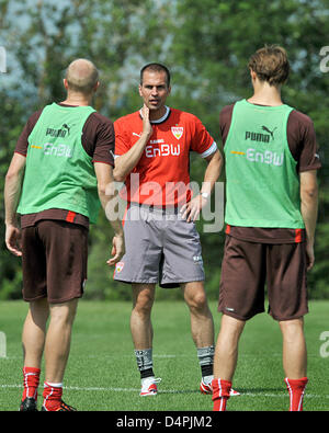 Markus BABBEL (C), capo allenatore del VfB Stuttgart, parla ai giocatori al campo di allenamento della sua squadra di Donaueschingen, Germania, 02 luglio 2009. Il team del VfB Stuttgart trascorreranno una settimana di preparazione per la prossima stagione di calcio. Foto: Patrick Seeger Foto Stock