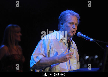 Musicista statunitense Brian Wilson esegue durante una sosta del suo ?Greatest Hits? Tourf a Monaco di Baviera, Germania, 04 luglio 2009. La spiaggia di ex ragazzo è in Germania per le date su 05, 08, e 09 luglio. Foto: Felix Hoerhager Foto Stock