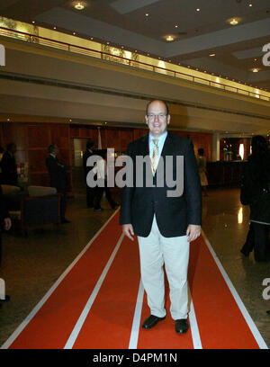 Albert II, il Principe di Monaco (R), membro del Comitato Olimpico Internazionale (IOC) arriva al Hotel Intercontinental a Berlino, Germania, 15 agosto 2009. Albert II visita Berlino per partecipare alla XII IAAF Campionati del Mondo di atletica leggera. Foto: Xamax Foto Stock