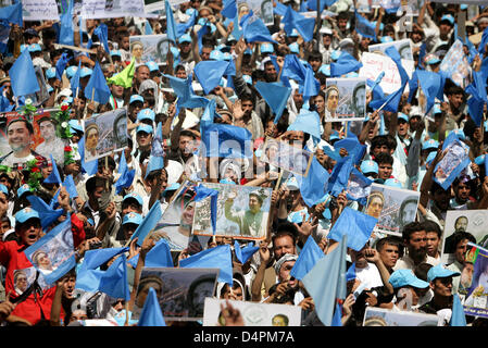 I sostenitori del candidato di opposizione ed ex ministro degli Affari Esteri dell'Afghanistan, Abdullah Abdullah, celebrare il candidato?s'arrivo per l'evento finale della sua campagna a Kabul?s soccer stadium, Afghanistan, 17 agosto 2009. La Afghan elezioni presidenziali imminenti Giovedì, 20 agosto 2009. 17 milioni di afghani sono chiamati ad andare alle urne per la seconda volta dopo il Foto Stock