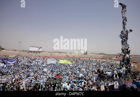 I sostenitori del candidato di opposizione ed ex ministro degli Affari Esteri dell'Afghanistan, Abdullah Abdullah, celebrare il candidato?s'arrivo per l'evento finale della sua campagna a Kabul?s soccer stadium, Afghanistan, 17 agosto 2009. La Afghan elezioni presidenziali imminenti Giovedì, 20 agosto 2009. 17 milioni di afghani sono chiamati ad andare alle urne per la seconda volta dopo il Foto Stock