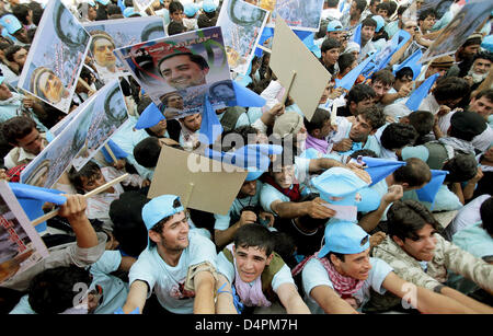 I sostenitori del candidato dell opposizione ed ex ministro degli Affari Esteri dell'Afghanistan, Abdullah Abdullah, celebrare il candidato?s'arrivo per l'evento finale della sua campagna a Kabul?s soccer stadium, Afghanistan, 17 agosto 2009. La Afghan elezioni presidenziali imminenti Giovedì, 20 agosto 2009. 17 milioni di afghani sono chiamati ad andare alle urne per la seconda volta dopo il Foto Stock