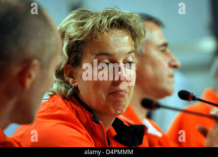 Giavellotto tedesco campione del mondo Steffi Nerius (C) e il suo allenatore Helge Zuellkau raffigurato in una conferenza stampa dell'Atletica tedesca DLV Associazione a Berlino, Germania, 19 agosto 2009. Nerius aveva vinto la prima medaglia d'oro per la Germania in donne?s giavellotto Finale al dodicesimo IAAF Campionati del Mondo di atletica leggera il 18 agosto. Foto: Jens Buettner Foto Stock