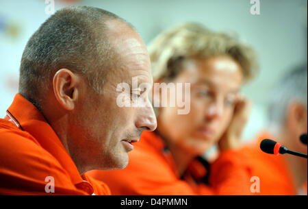 Giavellotto tedesco campione del mondo Steffi Nerius (C) e il suo allenatore Helge Zuellkau raffigurato in una conferenza stampa dell'Atletica tedesca DLV Associazione a Berlino, Germania, 19 agosto 2009. Nerius aveva vinto la prima medaglia d'oro per la Germania in donne?s giavellotto Finale al dodicesimo IAAF Campionati del Mondo di atletica leggera il 18 agosto. Foto: Jens Buettner Foto Stock