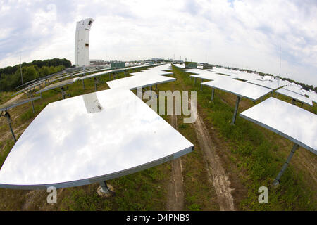 La foto mostra la torre solare e gli specchi del solare termico prova impianto di alimentazione presso il centro di ricerca di Juelich, Germania, 20 agosto 2009. Diverse centinaia di specchi sul terreno sono fissi per inviare il fascio di luce che riflettono la sommità di una Torre Solare. Questo si traduce in un più alto grado di efficienza nella generazione di energia. La pianta di potere è stato ufficialmente messo in operazione. Ph Foto Stock