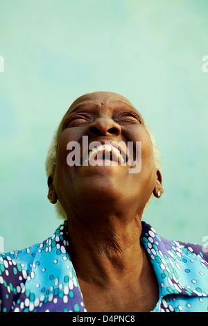 Le persone anziane e le emozioni, ritratto di bizzarro senior african american lady di ridere con la testa inclinata verso l'alto. Spazio di copia Foto Stock