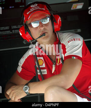 Il tedesco Michael Schumacher, di sette volte la Formula Uno campione del mondo e il consigliere per la Scuderia Ferrari, raffigurato nel box durante la prima sessione di prove libere sul circuito cittadino di Valencia, Spagna, 21 agosto 2009. Formula 1 Gran Premio d'Europa avrà luogo il 23 agosto 2009. Foto: FELIX HEYDER Foto Stock