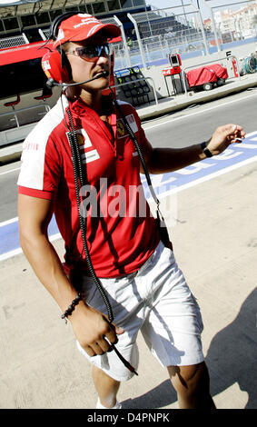 Il tedesco Michael Schumacher, di sette volte la Formula Uno campione del mondo e il consigliere per la Scuderia Ferrari, raffigurato in pit lane durante la prima sessione di prove libere sul circuito cittadino di Valencia, Spagna, 21 agosto 2009. Formula 1 Gran Premio d'Europa avrà luogo il 23 agosto 2009. Foto: FELIX HEYDER Foto Stock