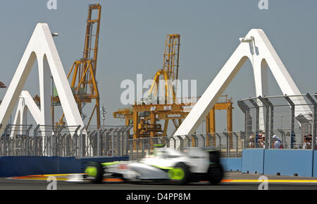 Il brasiliano pilota di Formula Uno Rubens Barrichello della Brawn GP manzi la sua vettura durante la terza sessione di prove libere sul circuito cittadino di Valencia, Spagna, 22 agosto 2009. Formula 1 Gran Premio d'Europa avrà luogo il 23 agosto 2009. Foto: JAN WOITAS Foto Stock