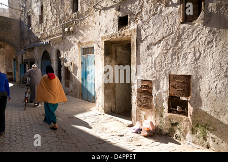 Le persone camminare per le strade della città vecchia o Medina di Essaouira in Marocco. Foto Stock