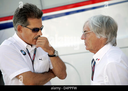 Il tedesco Mario Theissen (L), direttore Motorsport di BMW Sauber, trattative per la F1 supremo Bernie Ecclestone nel paddock prima del Gran Premio d'Europa a Valencia circuito cittadino di Valencia, Spagna, 23 agosto 2009. Foto: FELIX HEYDER Foto Stock