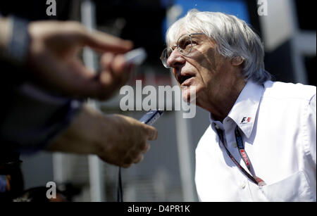 F1 supremo Bernie Ecclestone parla con i giornalisti prima del Gran Premio d'Europa a Valencia circuito cittadino di Valencia, Spagna, 23 agosto 2009. Foto: Jan Woitas Foto Stock