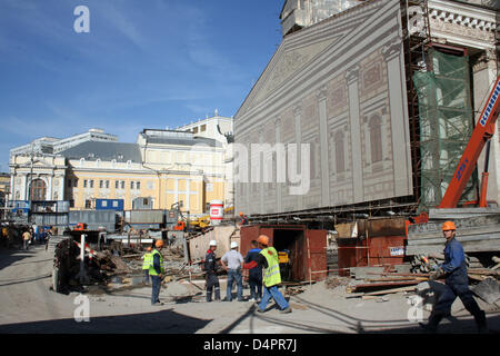 Vista esterna sul sito della costruzione del Teatro Bolshoi di Mosca, Russia, 12 agosto 2009. Mondo-famoso Teatro Bolshoi è diventata la trama per un unico dramma anche da mezzi di russo a Mosca?s media report in base quasi quotidiana sul nuovo pasticcio scandali, punti oscuri e una fila più regia. Quattro anni dopo essere stata chiusa nel maggio 2005, la struttura pericolose è lontano da un Foto Stock