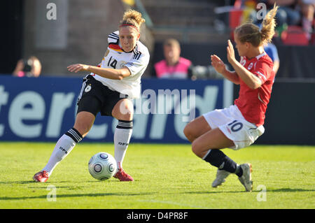 Germania?s Kim Kulig (L) e Norvegia?s Melissa Wiik si contendono la palla durante la UEFA donne?s EURO 2009 match vs Germania Norvegia a Tampere, in Finlandia, 24 agosto 2009. La Germania ha vinto la partita 4-0. Foto: Carmen Jaspersen Foto Stock