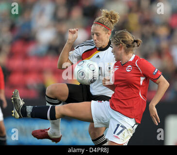 Germania?s Kim Kulig (L) e Norvegia?s Maren Mjelde vie per la palla durante la UEFA donne?s EURO 2009 match vs Germania Norvegia a Tampere, in Finlandia, 24 agosto 2009. La Germania ha vinto la partita 4-0. Foto: Carmen Jaspersen Foto Stock