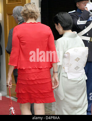 Il principe Fumihito Akishino del Giappone (L), la moglie Kiko Princess Akishino del Giappone (R) e la principessa Laurentien dei Paesi Bassi (C) durante la loro visita alla Biblioteca Reale e la Ridderzaal a L'Aia, Paesi Bassi, 25 agosto 2009. Il principe giapponese e sua moglie stanno visitando i Paesi Bassi per contrassegnare il quattrocentesimo anniversario dello stabilimento di Dutch-Japanese relazioni commerciali. Foto Stock