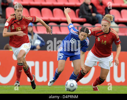 Germania?s Kim Kulig (R) e Kerstin Garefrekes (L) lotta per la palla con la Francia?s Elise Bussaglia durante la partita Francia vs Germania presso le donne?s Soccer Euro 2009 a Tampere, in Finlandia, 27 agosto 2009. Foto: CARMEN JASPERSEN Foto Stock