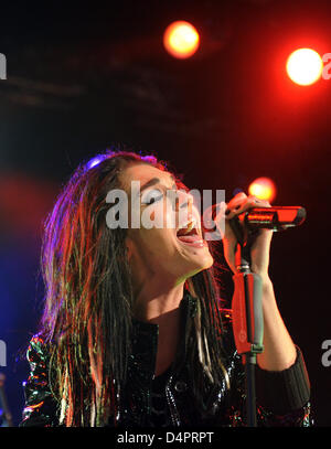 Della rock band tedesca Tokio Hotel con il cantante Bill Kaulitz eseguire scollegato a Colonia, Germania, 27 agosto 2009. Foto: Joerg Carstensen Foto Stock