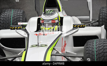 British driver di Formula Uno Jenson Button della Brawn GP manzi la sua auto sotto la pioggia durante la prima sessione di prove libere a Spa Francorchamps, Belgio, 28 agosto 2009. Formula 1 Gran Premio del Belgio ha luogo il 30 agosto 2009. Foto: Peter Steffen Foto Stock