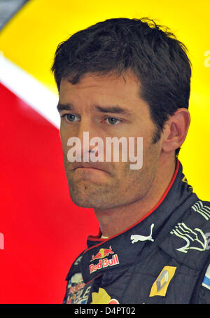 Australian Formula One driver Mark Webber della Red Bull raffigurata nel suo pit durante la prima sessione di prove libere a Spa Francorchamps, Belgio, 28 agosto 2009. Formula 1 Gran Premio del Belgio ha luogo il 30 agosto 2009. Foto: Peter Steffen Foto Stock