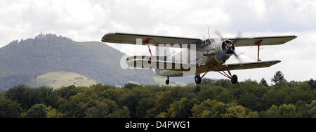 Un classico russo tipo aereo Antonov An-2 arriva per il oldtimer air show a Hahnweide airfield in Kirchheim unter Teck, Germania, 05 settembre 2009. Alcuni 400 alianti, Touring e aerei militari da 1930 a 1950s prendere parte nel xv oldtimer air show come pure alcuni 100 double decker piani. Foto: MARIJAN MURAT Foto Stock