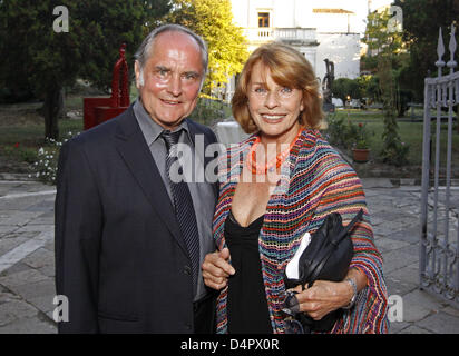 Attrice austriaca Senta Berger (R) e il marito, produttore tedesco Michael Verhoeven (L) arrivano per una ricezione da parte di uno stato federale Nord Reno Westfalia?s film foundation durante la 66Venice International Film Festival di Venezia, Italia, 06 settembre 2009. Foto: Hubert Boesl Foto Stock