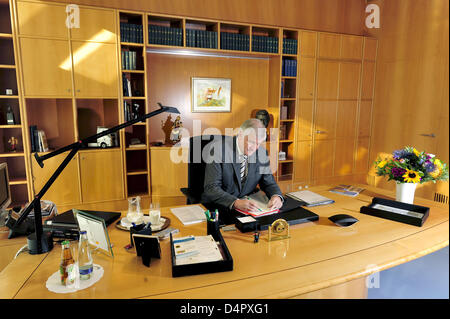 Il Primo Ministro bavarese Horst Seehofer nel suo ufficio presso il Bavarian Cancelleria di Stato a Monaco di Baviera, Germania, 09 settembre 2009. Foto: Peter Kneffel Foto Stock