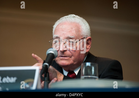 Il 40° anniversario dell'atterraggio lunare dell'Apollo 11 è stato celebrato con l'uscita di filmati restaurati della storica passeggiata lunare dell'astronauta Neil Armstrong, un momento iconico nella storia dello spazio. Foto Stock